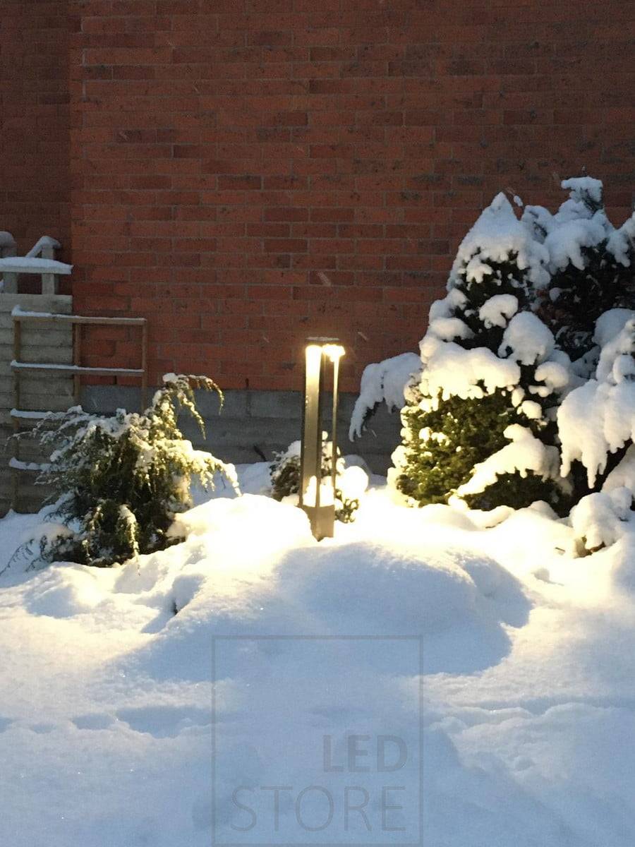 Led patník FUNK na dvoře v zimě. Svítidlo je černé a barva světla je 3500K neutrální. Ledstore.fi